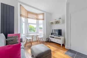 a living room with a couch and a table at Tasteful & Homely 1BD Flat - Brixton in London