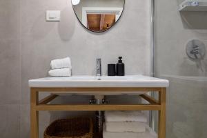 Ein Badezimmer in der Unterkunft Modern Stone House, luxury suites in Dubrovnik Old Town