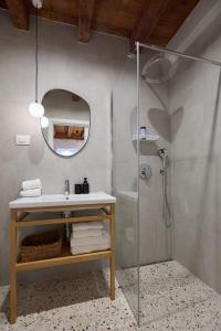 Ein Badezimmer in der Unterkunft Modern Stone House, luxury suites in Dubrovnik Old Town