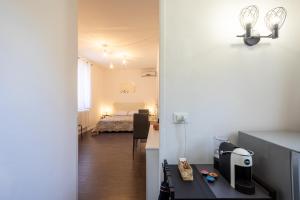 a room with a kitchen and a bedroom with a bed at AMBRA CITY HOUSE - Parcheggio Libero, Accesso diretto, WI-FI con Streaming in Verona
