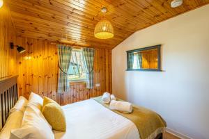 En eller flere senge i et værelse på Heather Lodge 1 with Hot Tub