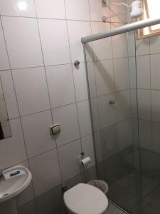 La salle de bains est pourvue d'une douche, de toilettes et d'un lavabo. dans l'établissement ORSI HOTEL, à Araguari