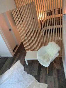 Habitación con mesa y silla blanca en Beautiful renovated chalet mn to Stratton, en Strattonwald