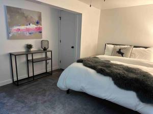 1 dormitorio con 1 cama grande y mesita de noche en Beautiful renovated chalet mn to Stratton, en Strattonwald