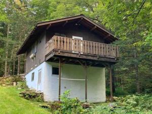 Cabaña en el bosque con balcón en Beautiful renovated chalet mn to Stratton, en Strattonwald