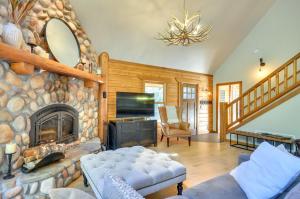 ein Wohnzimmer mit einem großen Steinkamin in der Unterkunft Luxe Cabin in the Woods Walk to Lake! in Gaston