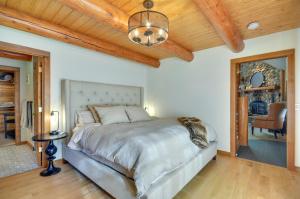 ein Schlafzimmer mit einem großen Bett und einer Holzdecke in der Unterkunft Luxe Cabin in the Woods Walk to Lake! in Gaston