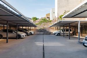 un estacionamiento con coches estacionados dentro de un edificio en Departamento en Villa Carlos Paz en Villa Carlos Paz
