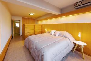 1 dormitorio con 1 cama grande en una habitación en Departamento en Villa Carlos Paz en Villa Carlos Paz