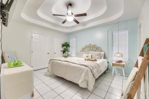 a bedroom with a bed and a ceiling fan at Welcoming Edinburg Apartment - Pet Friendly! in Edinburg