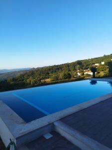 una vista desde el techo de una casa con piscina en A CASINHA DO CARREIRAS, en Barroselas
