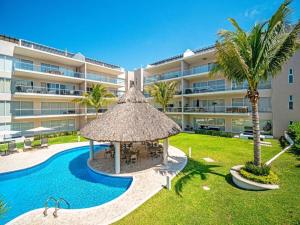 a resort with a swimming pool and a large building at Depa de lujo en Acapulco diamante con club de playa a pie-Precio especial in Acapulco