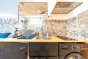 a kitchen with a sink and a washing machine at Le petit Million- joli studio rénové-Flachet in Villeurbanne