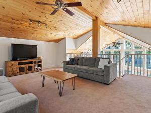 Una sala de estar con un sofá y un televisor. en Getaway Cottage LAKE FRONT Muskoka Room Kayaks, en Dwight