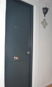 Una puerta azul con manijas plateadas en una habitación. en Nuestra casa en Vejer, en Vejer de la Frontera