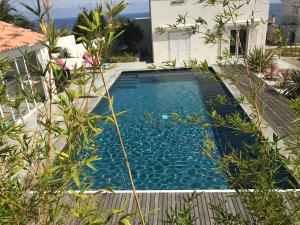 Magnifique maison avec vue mer hauteur de Bastia内部或周边的泳池