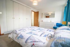 a bedroom with a large bed in a room at Quayside - Rye in Rye