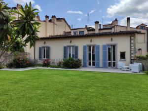 ein Haus mit Rasen davor in der Unterkunft Casa di Pietro Aretino, Arezzo Centro Storico 4-8 letti in Arezzo