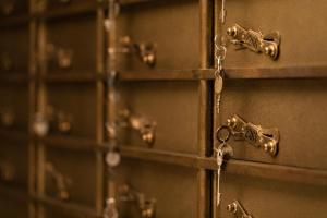 Une bande de portes métalliques avec des clés sur elles dans l'établissement The Marmorosch Bucharest, Autograph Collection, à Bucarest