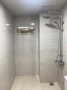 een douche met een glazen deur in de badkamer bij Apricot Garden Hotel in Sa Pa