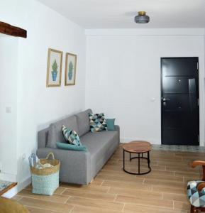 una sala de estar con un sofá y una mesa en Nuestra casa en Vejer, en Vejer de la Frontera