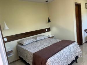 een slaapkamer met een bed in een kamer bij Casa nas montanhas com piscina e vista panorâmica in Domingos Martins