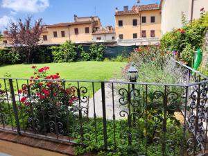 A garden outside Casa di Pietro Aretino, Arezzo Centro Storico 4-8 letti
