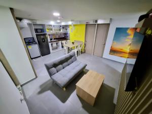 a living room with a couch and a coffee table at Tranquilo Apartamento Central Cerca a la Playa Puerto Colombia in Puerto Colombia