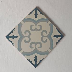 un dibujo de azulejo azul y blanco en una pared en Nuestra casa en Vejer, en Vejer de la Frontera