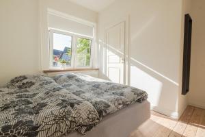Spacious 2-Bed Apartment in Aalborg房間的床