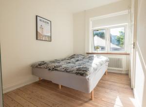 Cama o camas de una habitación en Spacious 2-Bed Apartment in Aalborg