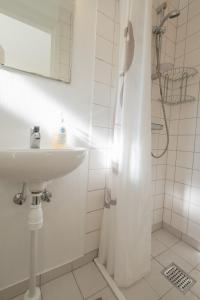 Un baño de Spacious 2-Bed Apartment in Aalborg