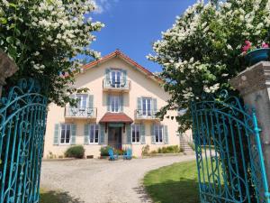 uma casa com um portão em frente em Villas du Lac em Clairvaux-les-Lacs