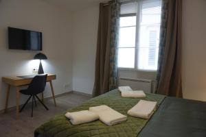 Ένα ή περισσότερα κρεβάτια σε δωμάτιο στο Grand loft familial lumineux, 4 chambres, balcon, centre historique Narbonne +7 φωτογραφίες