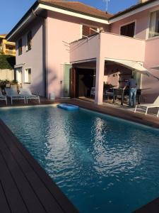 una piscina frente a una casa en Sentirsi a casa, en Portacomaro