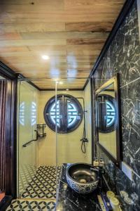 y baño con lavabo y espejo. en Cozy Boutique Cruise en Cat Ba