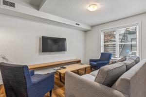 TV a/nebo společenská místnost v ubytování Basecamp Resorts Canmore