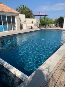 巴斯蒂亚Magnifique maison avec vue mer hauteur de Bastia的房子前面的蓝色游泳池