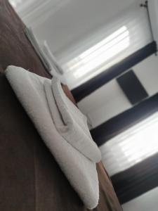 Satu ŞugatagにあるPensiunea Tincuの窓付きのベッドにタオルを積み重ねます。