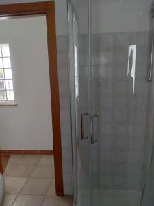 Canino的住宿－Appartamento Indipendente，浴室里设有玻璃门淋浴