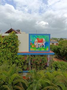 una pintura de una vaca al costado de un edificio en Mango Tree Homestay en Hampi