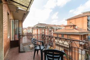 Balkoni atau teres di Torino Pitagora Functional Flat