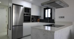 een keuken met een roestvrijstalen koelkast en een aanrecht bij Apartment Margarita 2 in Torrevieja