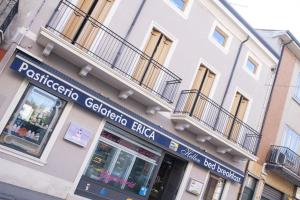 un edificio con un cartello per un ristorante di Casa Hellen a Monteforte dʼAlpone