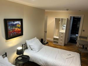 Un pat sau paturi într-o cameră la Twin Room With En-Suite