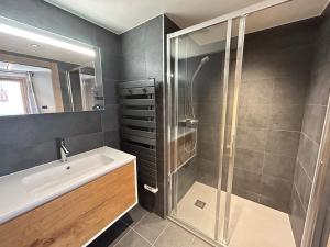Kúpeľňa v ubytovaní Appartement 3 Chambres au Centre des Gets avec Balcon, Parking et Cheminée - FR-1-623-333