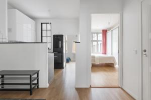 Ένα ή περισσότερα κρεβάτια σε δωμάτιο στο WeHost Fabulous 2BR in Prestigious Punavuori @Iso Roobertinkatu 26 +12 φωτογραφίες