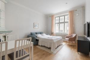 Ένα ή περισσότερα κρεβάτια σε δωμάτιο στο WeHost Fabulous 2BR in Prestigious Punavuori @Iso Roobertinkatu 26