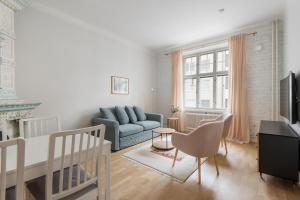 Μια τηλεόραση ή/και κέντρο ψυχαγωγίας στο WeHost Fabulous 2BR in Prestigious Punavuori @Iso Roobertinkatu 26