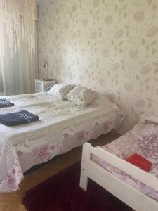 - une petite chambre avec un lit et un lit bébé dans l'établissement Omakotitalo Kiteen keskustassa, à Kitee